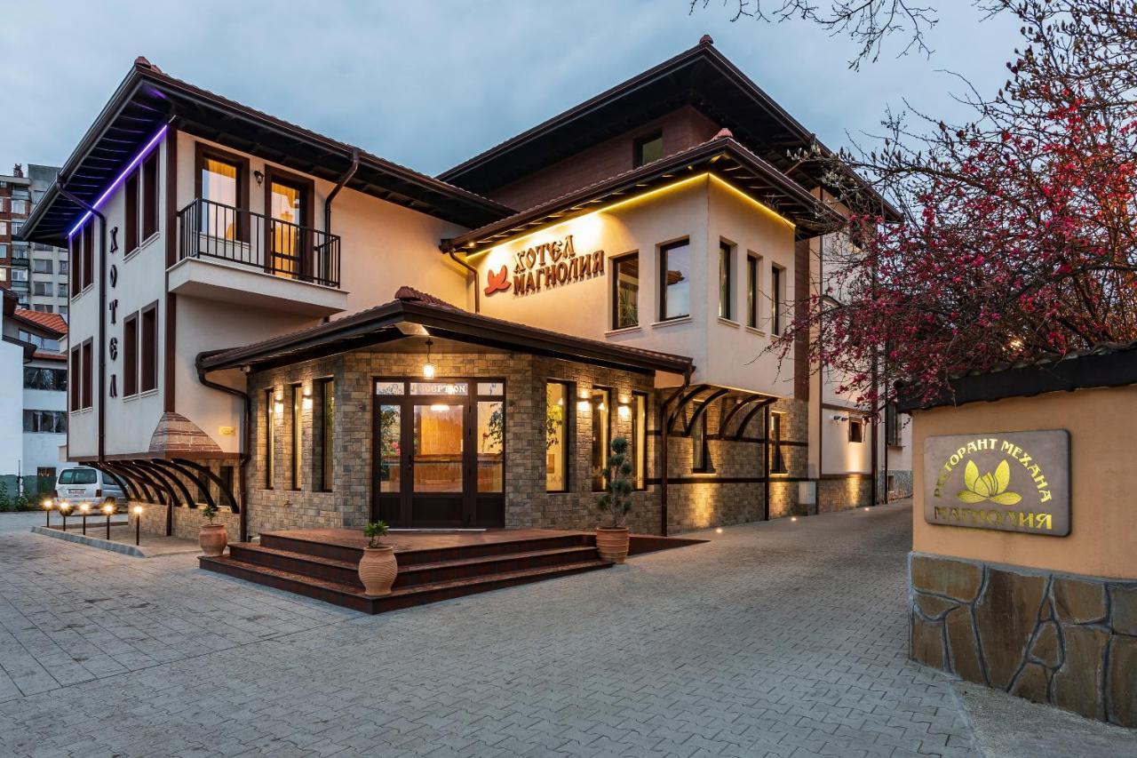 Семеен Хотел Магнолия Kazanlŭk Exterior photo